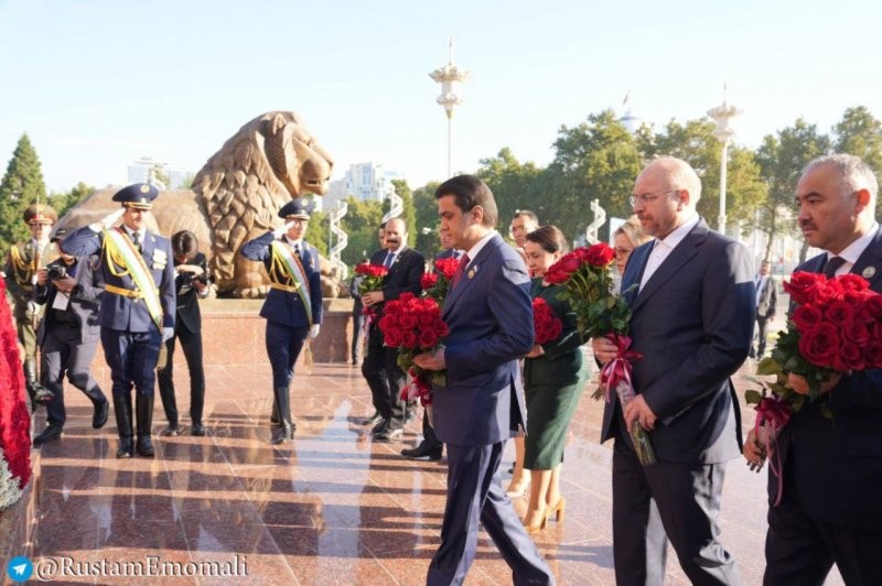 Рустами Эмомалӣ ҳамроҳ бо сарони парламентҳо ва роҳбарони ҳайатҳои парламентии давлатҳои дӯст дар пояи муҷассамаи Исмоили Сомонӣ гулчанбар гузоштанд