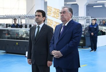 Сарвари давлат Эмомалӣ Раҳмон дар шаҳри Душанбе Корхонаи дӯзандагии ҶДММ «Гардӣ»-ро мавриди баҳрабардорӣ қарор доданд