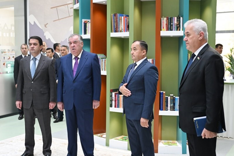 Сарвари давлат Эмомалӣ Раҳмон дар шаҳри Душанбе Муассисаи таҳсилоти томактабии «Дурахшон»-ро мавриди истифода қарор доданд