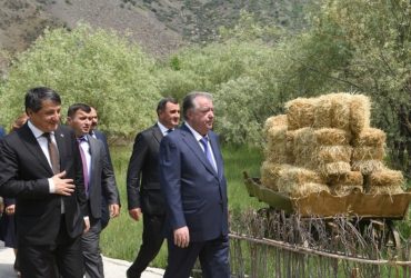 Сарвари давлат Эмомалӣ Раҳмон дар ноҳияи Дарвоз аз деҳаи этнографии комплекси сайёҳии «ЗЕВ.С» дидан намуданд