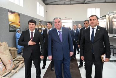 Президенти Ҷумҳурии Тоҷикистон Эмомалӣ Раҳмон дар ноҳияи Ванҷ Парки саноатиро мавриди истифода қарор доданд