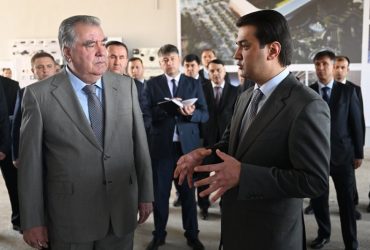Сарвари давлат Эмомалӣ Раҳмон бо корҳои сохтмонӣ дар Варзишгоҳи миллии Тоҷикистон дар шаҳри Душанбе шинос шуданд