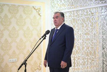 Пешвои миллат Эмомалӣ Раҳмон дар ноҳияи Дарвоз бо ятимон ва кӯдакони имконияташон маҳдуд мулоқот намуданд