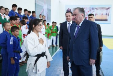 Сарвари давлат Эмомалӣ Раҳмон дар ноҳияи Ванҷ толори варзиширо ифтитоҳ намуданд